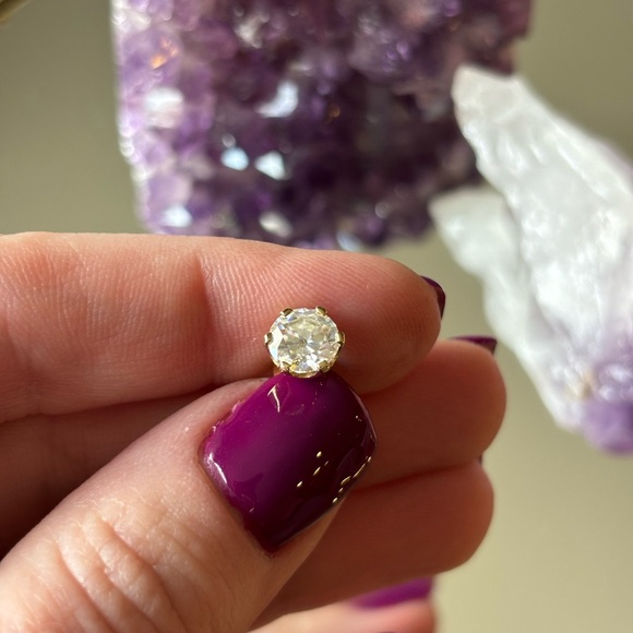 One pair 14kt yellow gold 2cttw moissanite screw back earrings - Picture 5 of 7